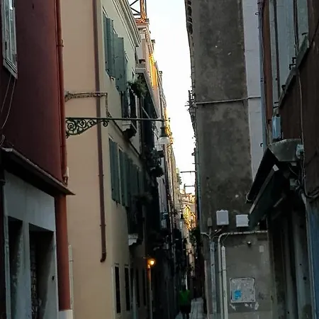 Angolo Fiorito Venecia